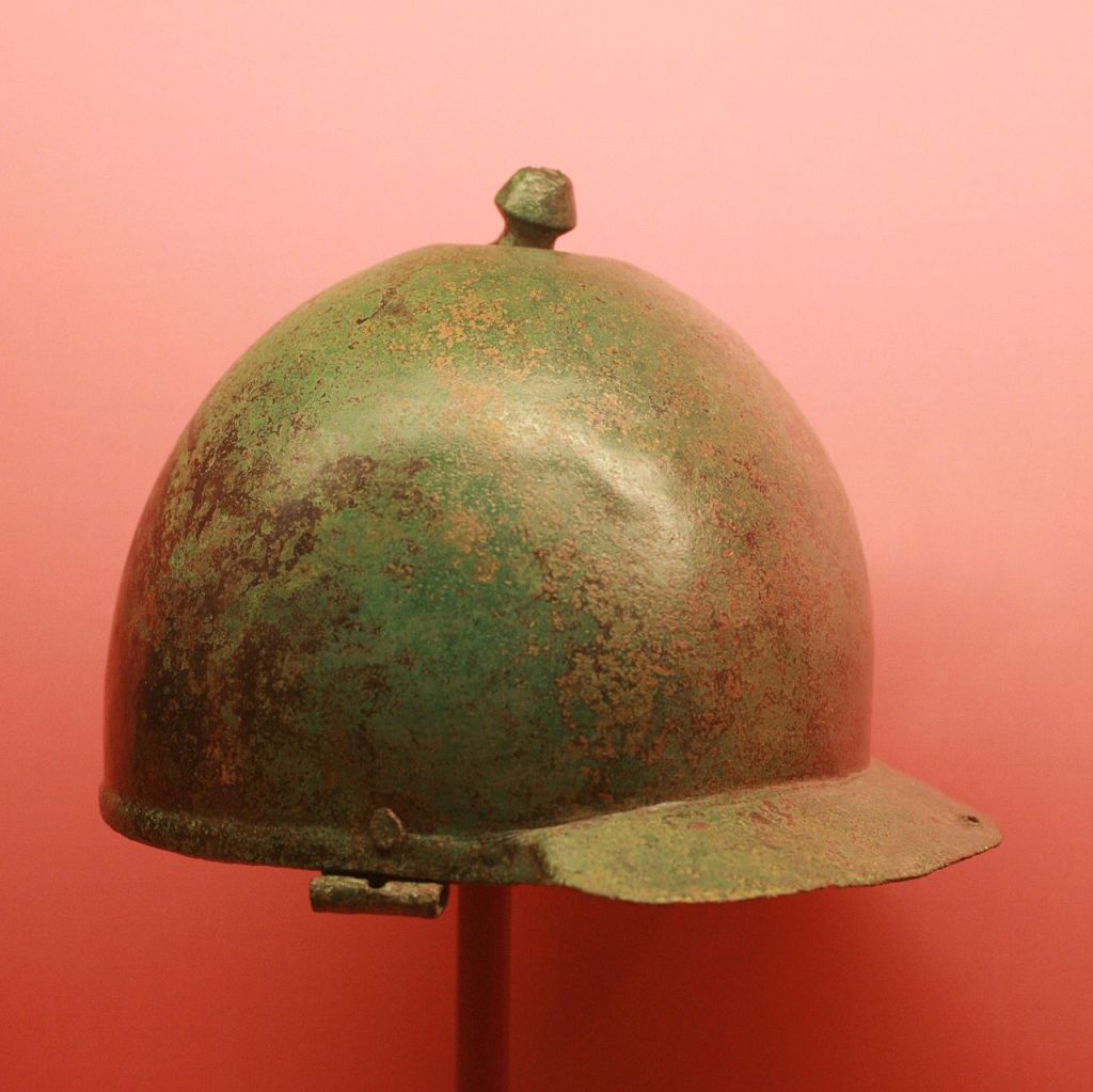 Montefortino‑type bronze helmet typical of Roman military use in the late 3rd century BCE.