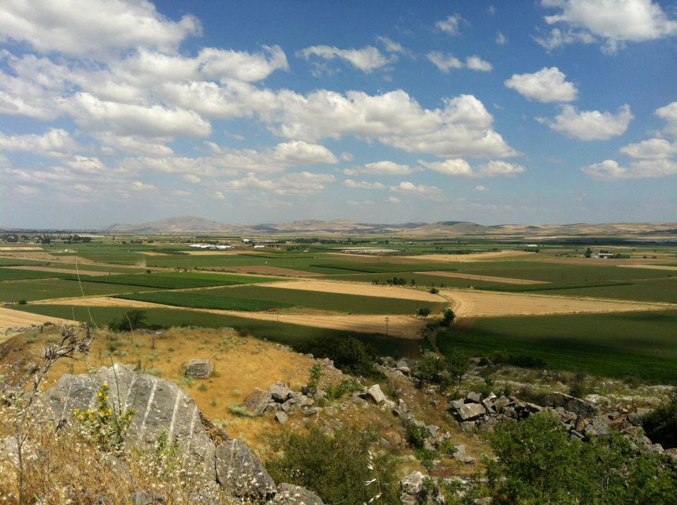Wide landscape view of the Pharsalus battlefield site in Thessaly, Greece, showing the terrain where Caesar and Pompey clashed in 48 BCE. (CC0)