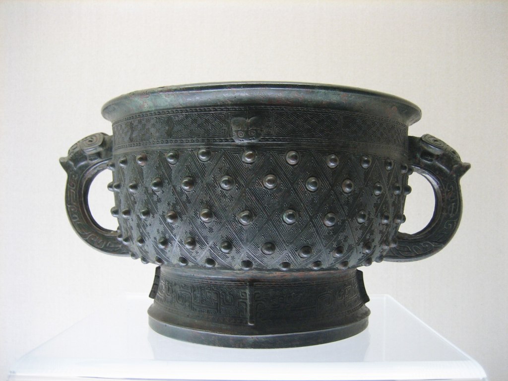 Bronze ritual gui vessel from ancient China — a wide, two‑handled bronze container used to hold offerings such as grain during the Shang and early Zhou dynasties.