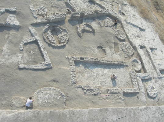 Aerial view of a mudbrick courtyard building at the Chalcolithic site of Tel Tsaf showing rectangular and round room foundations.